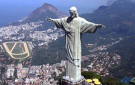 Статуята на Исус в Бразилия свети в бяло, зелено и червено на 3 март