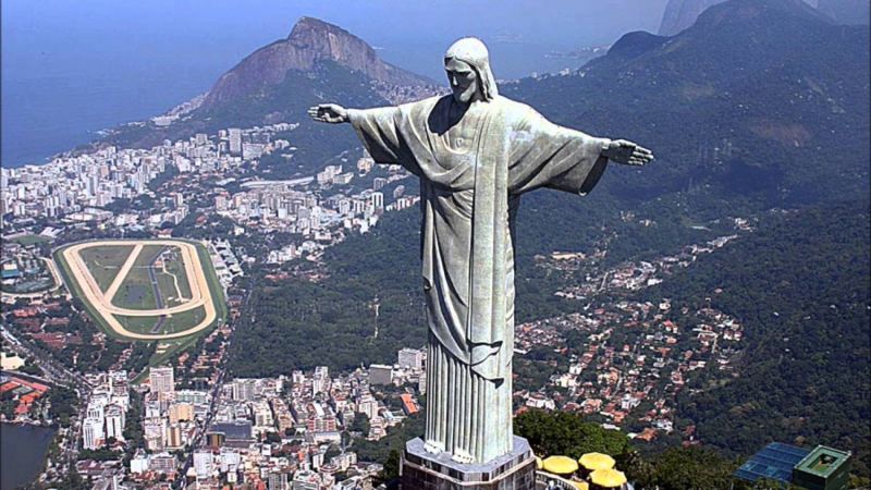 Статуята на Исус в Бразилия свети в бяло, зелено и червено на 3 март