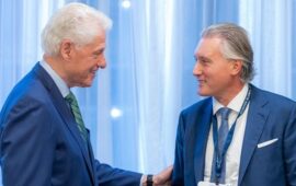 Домусчиев води Бил Клинтън в България