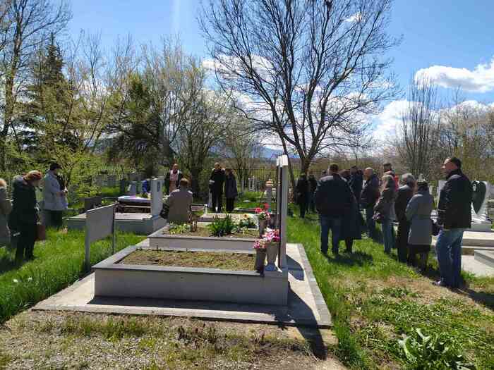Пуснаха Биляна Петрова да погребе майка си (СНИМКИ)