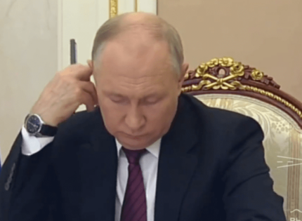 Това ли е двойника на Путин? Не знае на коя ръка му е часовника (ВИДЕО)