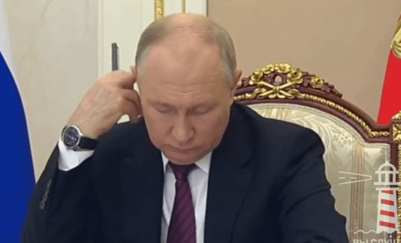 Това ли е двойника на Путин? Не знае на коя ръка му е часовника (ВИДЕО)